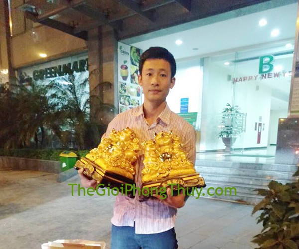Anh Việt - Khách mua Hoàng gia năm heo vàng trên túi tiền vàng khủng đế gỗ - Ngũ Phước Lâm Môn FLN029