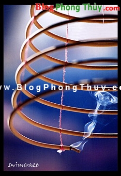 Sử dụng nhang và âm thanh để tạo sinh khí