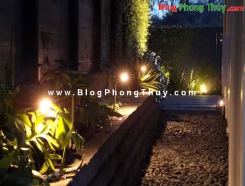 Thắp đèn ánh sáng trong vườn
