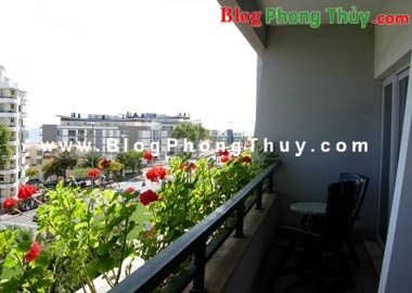 Khu vực ban công và bồn vây ở cửa sổ