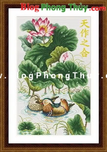 Treo tranh uyên ương trong phòng ngủ.