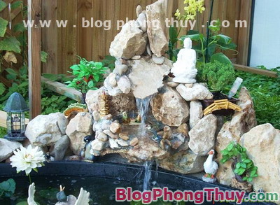 Hòn non bộ và hồ nước trong nhà
