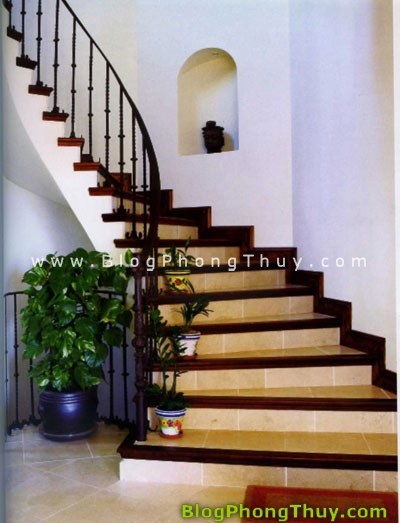Cầu thang có cần ngược chiều kim đồng hồ?