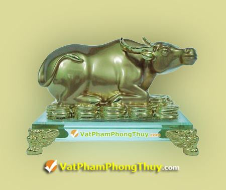 Trâu vàng nằm trên đế thủy tinh J061