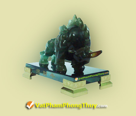 Trâu rừng xanh đang húc J056