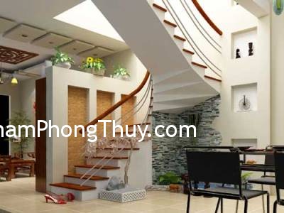 Cầu thang không nên đặt ở giữa nhà