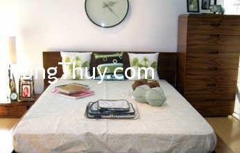 Không nên treo đồng hồ ở đầu giường ngủ