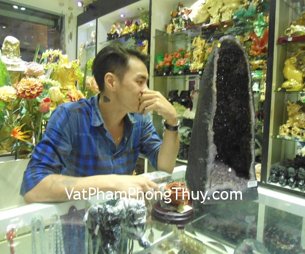 Anh Nam Giang - khách hàng mua cặp Tỳ hưu Phỉ Thúy THT42, cầu thạch anh hồng M181-4858, cóc ngọc Hoàng Long TT-HL-5048, và Hang thạch anh tím H086-31824
