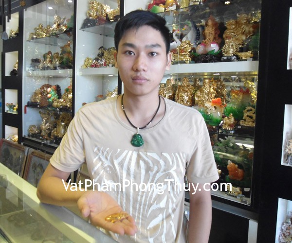 Anh Huân - khách hàng  mua mặt hổ phách đeo cổ