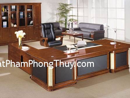 Đặt bàn làm việc tránh quay lưng ra cửa