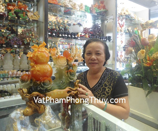 Cô Minh Dần - khách hàng mua tượng mẫu đơn phú quý H216G