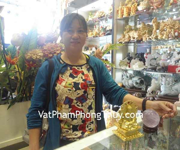 Cô Soạn - khách hàng mua quả cầu thạch anh tím HM157-3432 và phật thích ca E324