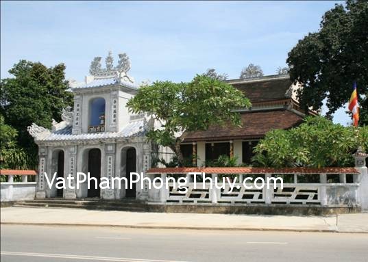 Xây tường rào ngăn âm khí cho nhà gần chùa, miếu