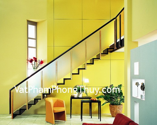 Cầu thang không nên trực xung với cửa chính