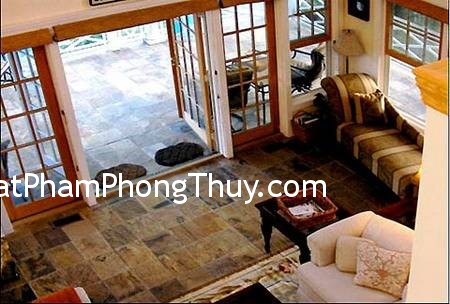 Của chính không nên đối diện với thang máy