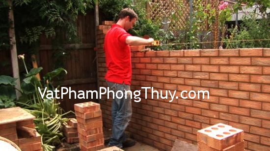 Xây tường bao quanh nhà không nên quá cao hoặc quá thấp