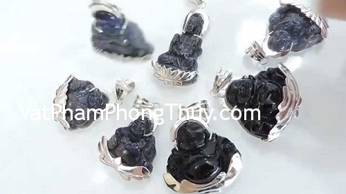 Đeo dây chuyền mặt Phật giúp bình an, gặp dữ hóa lành