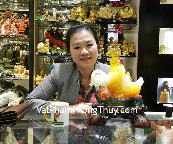 Cô Ánh - khách hàng mua tượng gà vàng bên hồ lô G055A và mặt tỳ hưu ngọc đông linh S932