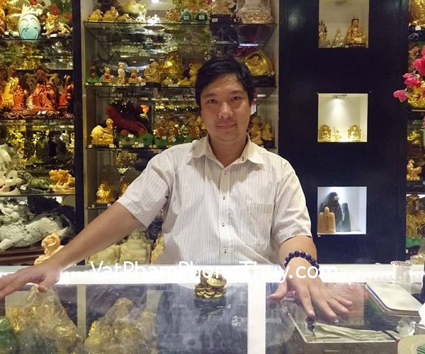 Anh Minh - khách hàng mua tượng long quy cõng con nhỏ D230