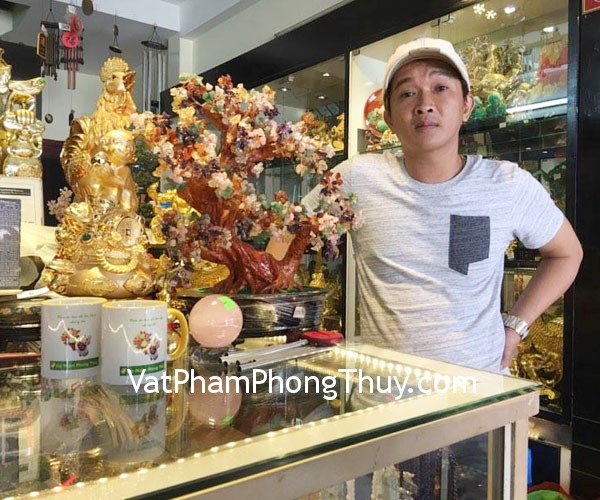 Vợ chồng Chị Thủy - Khách hàng mua Cây tài lộc KC001, Khỉ cưỡi voi K049M, Heo xanh E331, Hồ lô trơn lớn D208 và Quả cầu thạch anh hồng M181