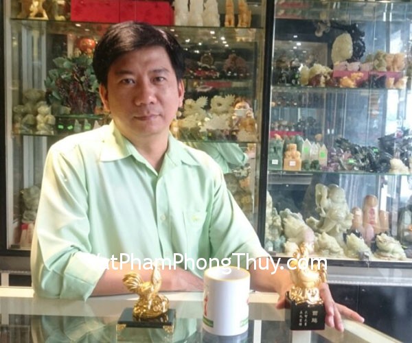 Bạn Chị Dung - Khách hàng mua tượng Gà vàng đế thủy tinh G079A và Gà vàng đế đen G081A