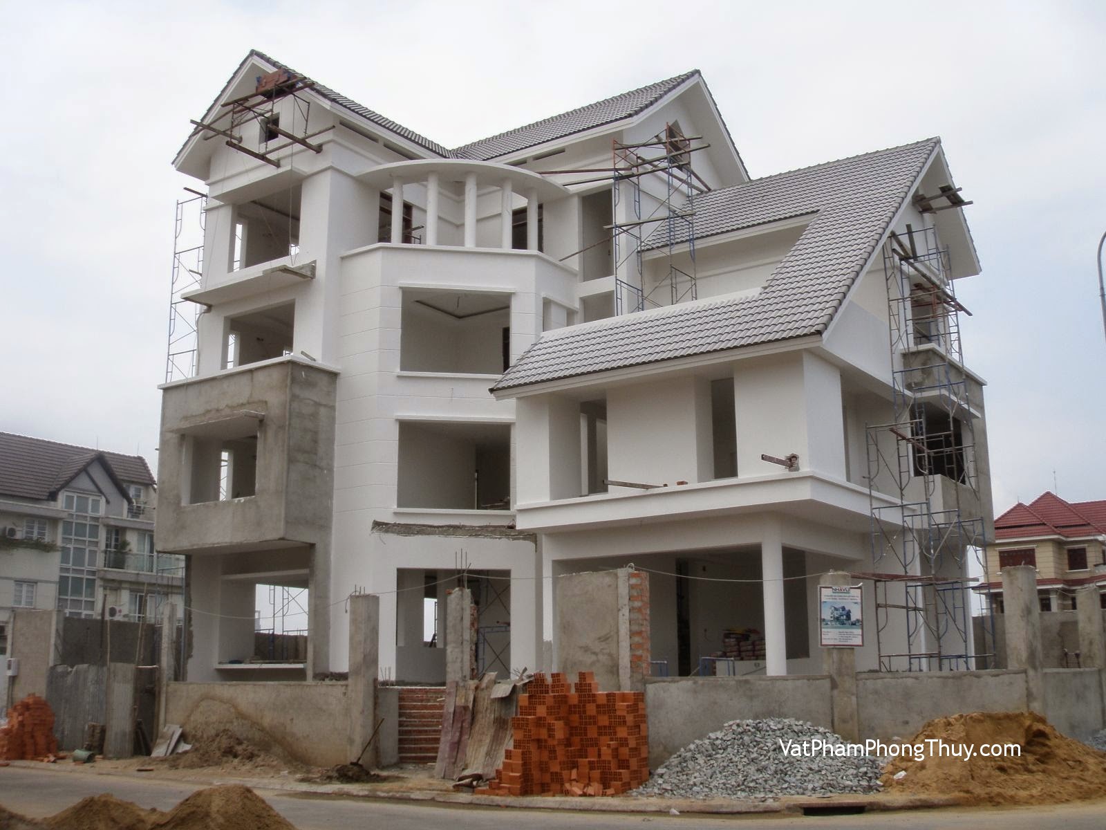 Khi lợp mái nhà kiêng kỵ điều gì trong phong thủy