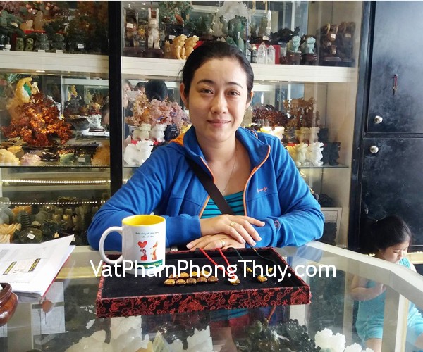 Chị Trang - khách hàng mua Phật bản mệnh Hư không tạng bồ tát đá mắt mèo S6484-2, Phật bản mệnh Văn thù bồ tát đá mắt mèo S6484-3, Phật bản mệnh Phổ hiền bồ tát đá mắt mèo S6484-4, Phật bản mệnh Đại thế chí bồ tát đá mắt mèo S6484-5, Phật bản mệnh Bất động minh vương đá mắt mèo S6484-7, Phật bản mện