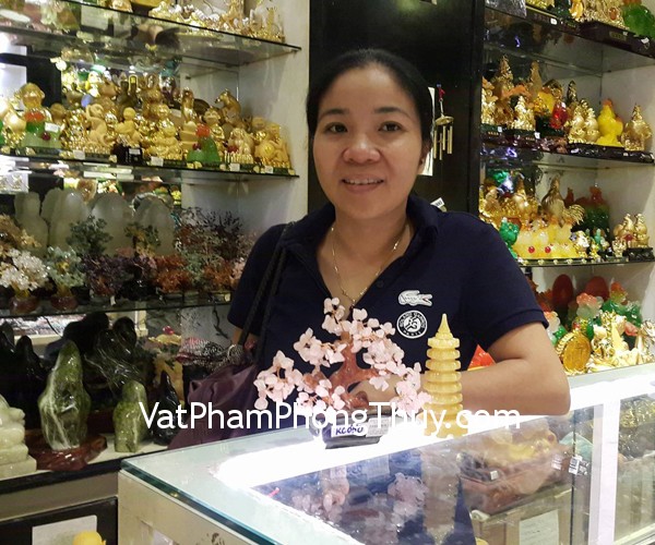 Chị Hương - khách hàng mua cây tài lộc thạch anh hồng KC090 và tháp văn xương hoàng long 7 tầng GM061