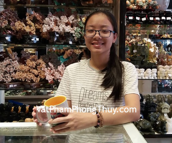 Chị Ngọc - khách hàng mua chuỗi hồng lục bảo A+ S6233-3780 và chuỗi thạch anh tóc vàng đậm S6365-3121