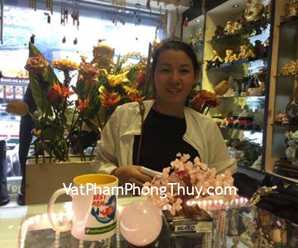 Chị Thanh Hương- khách hàng mua cây tài lộc thạch anh hồng KC060 và quả cầu thạch anh hồng M181-S3-1630