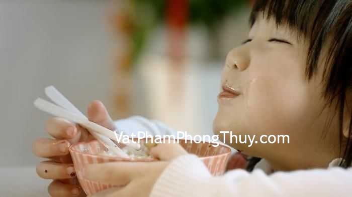 Tay không nâng bát, rung chân nhún vai là tướng của người sẽ cùng cực cả đời