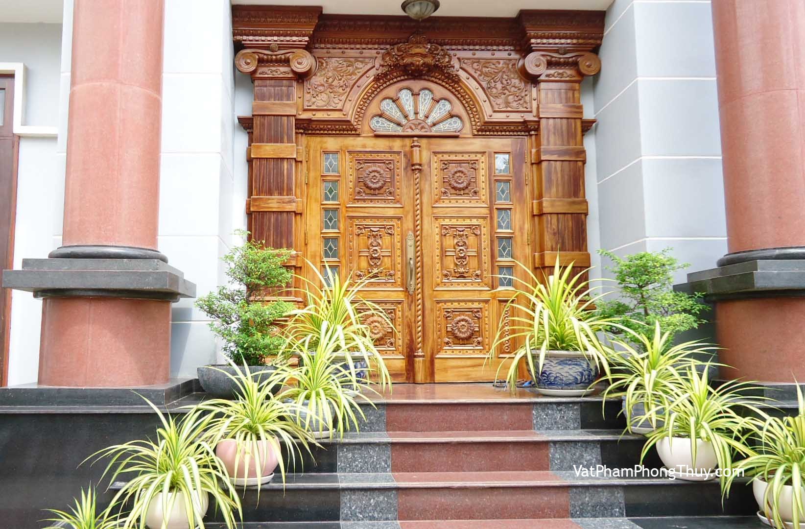 Cửa chính biệt thự thiết kế thế nào mới đúng?