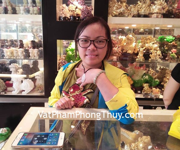 Chị Huyền - khách hàng mua phật bản mệnh Phỉ thuý tuổi Hợi, chuỗi phỉ thuý xanh đậm