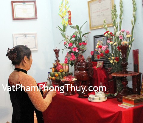 Tuyệt đối không dùng hoa giả để trang trí trên bàn thờ