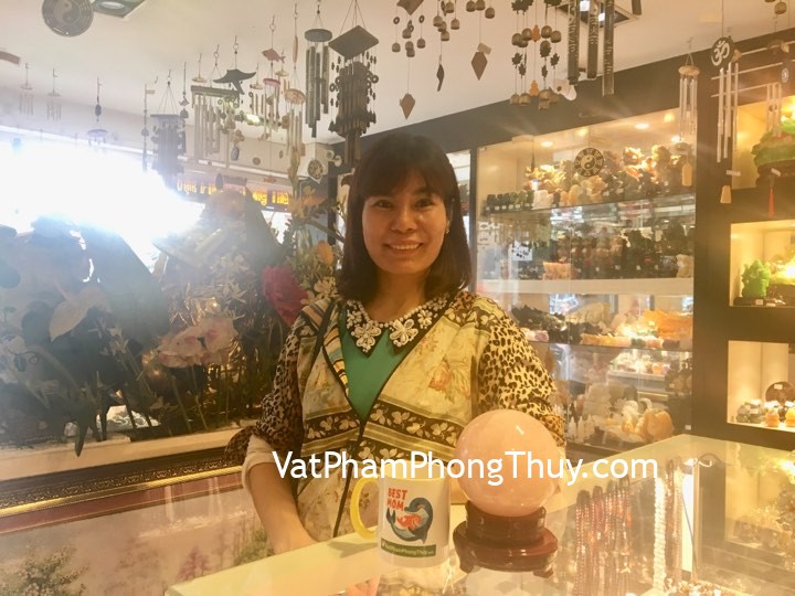 Chị Thủy - khách hàng mua quả cầu thạch anh hồng M181-S5-8353