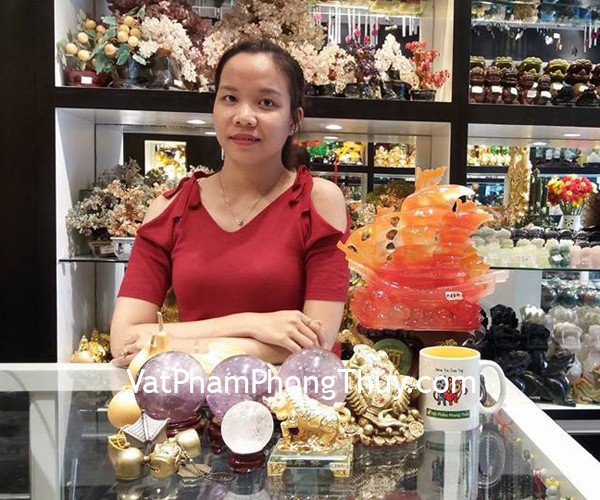 Chị Hiền - khách hàng mua phong thủy luân hoàng long M111, thuyền rồng đỏ C187A, thiềm thừ đồng lớn D214, gậy như ý hoàng long GM075, chuông gió đồng CG1259, quả cầu thạch anh tím GM142-6972 và quả cầu thạch anh trắng Gm148-1457
