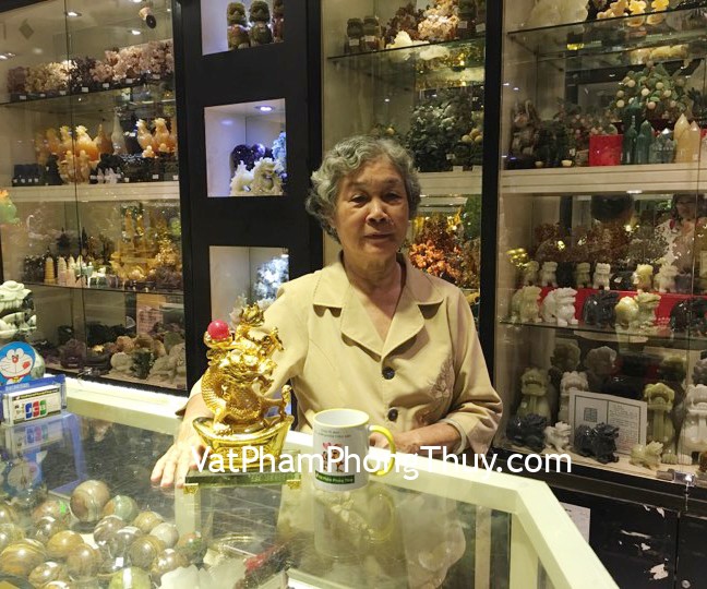 Bà Hai - khách hàng mua Rồng vàng phun châu G093A