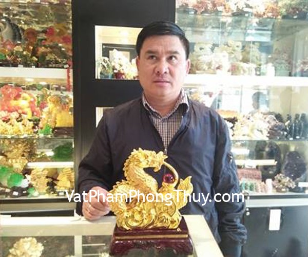 Anh Hải - khách hàng mua tượng rồng vàng ôm tiền C077A