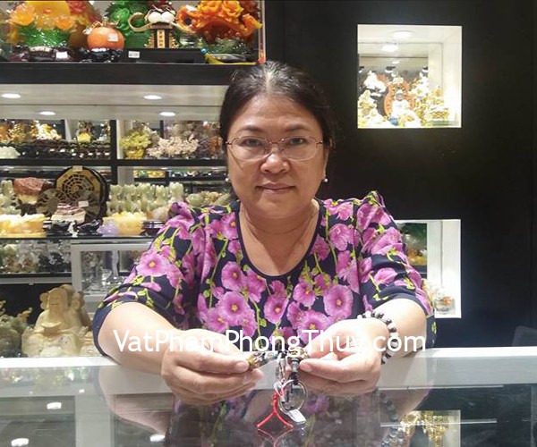 Chị Nhung - khách hàng phong thủy mua vòng tay phỉ thúy S6677 và S6692; móc khóa tỳ hưu S6418 và S6096 và nhẫn mẫu đơn S843