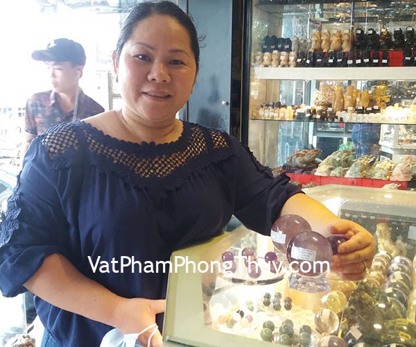 Chị Hiền - khách hàng mua đĩa thất tinh thạch anh tím GM086 và các quả cầu thạch anh tím GM142-S5-4548,GM142-S5-4942, GM142-S3-2118.