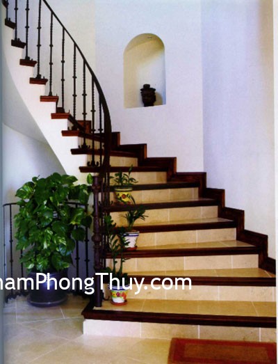 Việc làm ăn gặp nhiều trắc trở chỉ vì không quan tâm đến phong thủy cầu thang