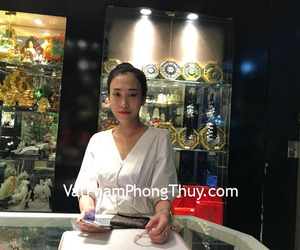 Chị Trang - Khách hàng mua Vòng tay đá Morgan ngân hà