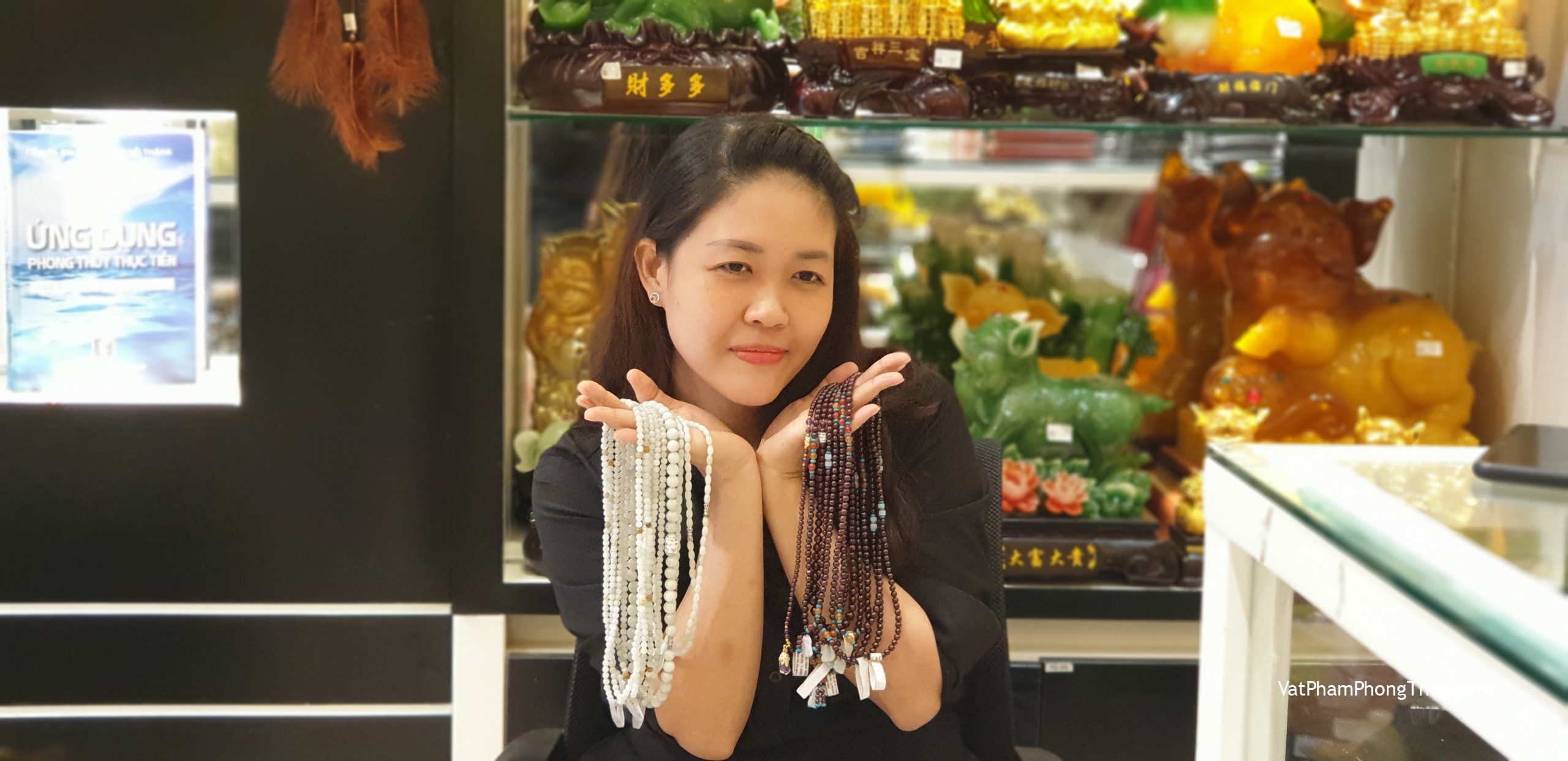 [Video] Tràng hạt đá quý phong thủy độc đáo - Ruby xanh chạm vát siêu lấp lánh- [Tỉ Tỉ Chuyện Phong Thủy]