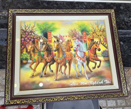 NGUA2625-luc-ma-nghenh-tai-2